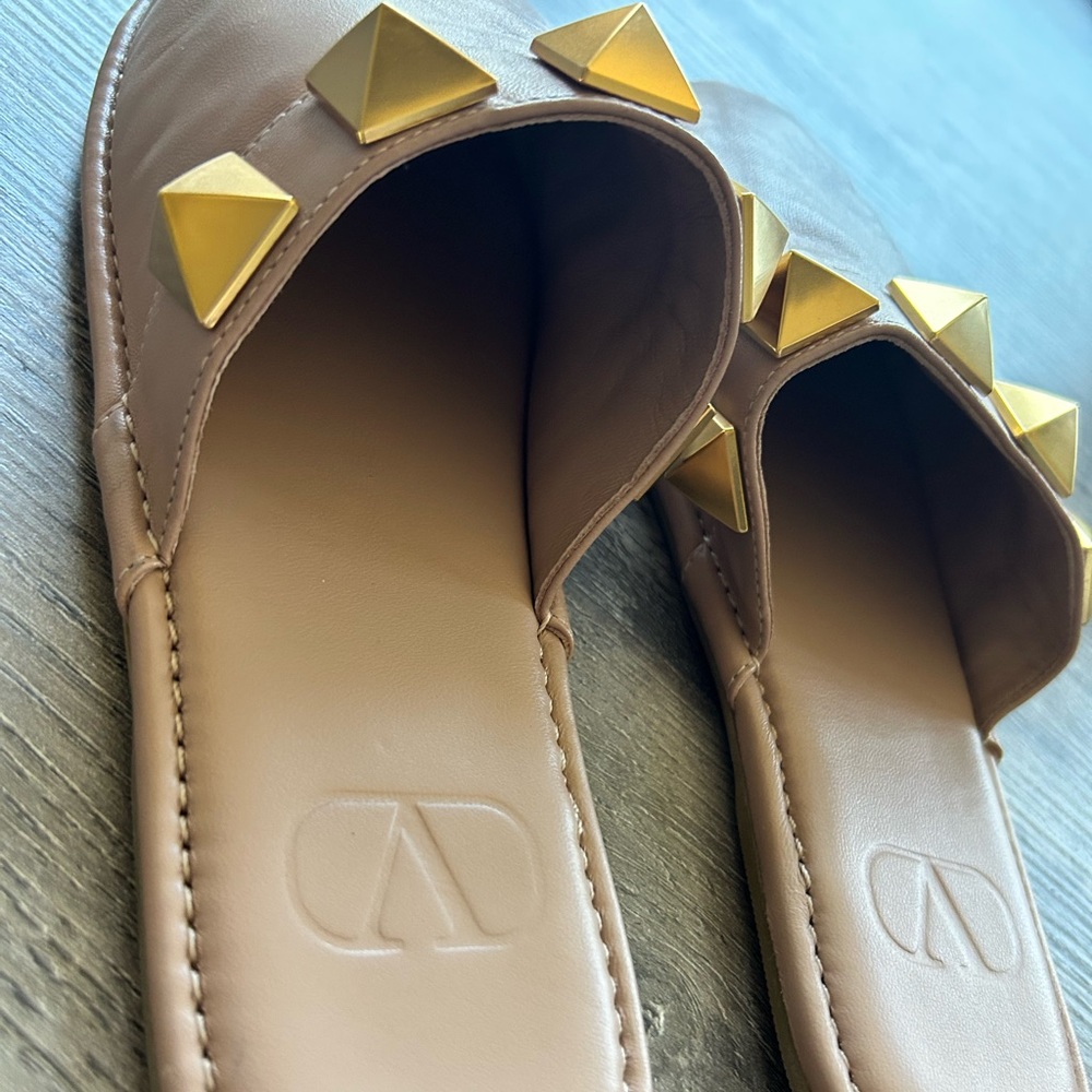 💛SOLD 💛VALENTINO GARAVANI Calfskin Roman Stud Flat Slippers - Picture 8 of 13